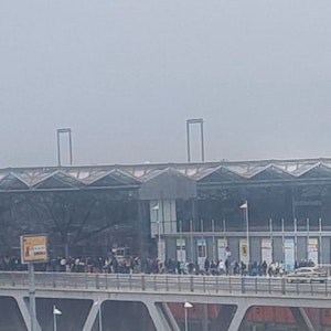 Am Samstag (24. September 2022) gegen 10.10 Uhr reichte die Schlange vor der Sicherheitskontrolle am Flughafen Köln/Bonn wieder bis vor das Terminal.