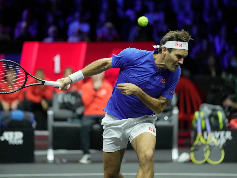 Roger Federer weicht einem Ball aus.