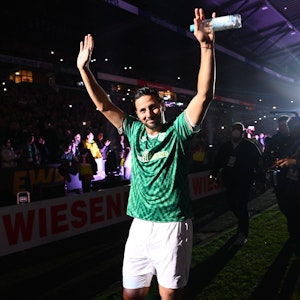 Fußball: Abschiedsspiel von Claudio Pizarro im Wohninvest Weserstadion. Claudio Pizarro verabschiedet sich von den Fans.