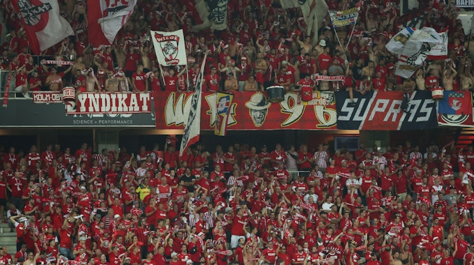 Allianz Riviera Stadion in Nizza: Fans von Köln stehen auf der Tribüne.
