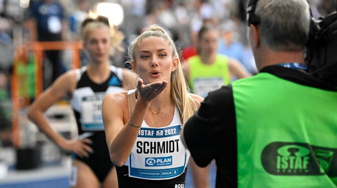 Alica Schmidt wirft auf dem ISTAF in Berlin ein Küsschen in die Kamera.
