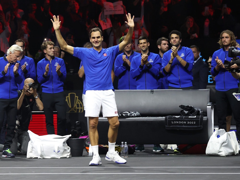 Roger Federer winkt ins Publikum.