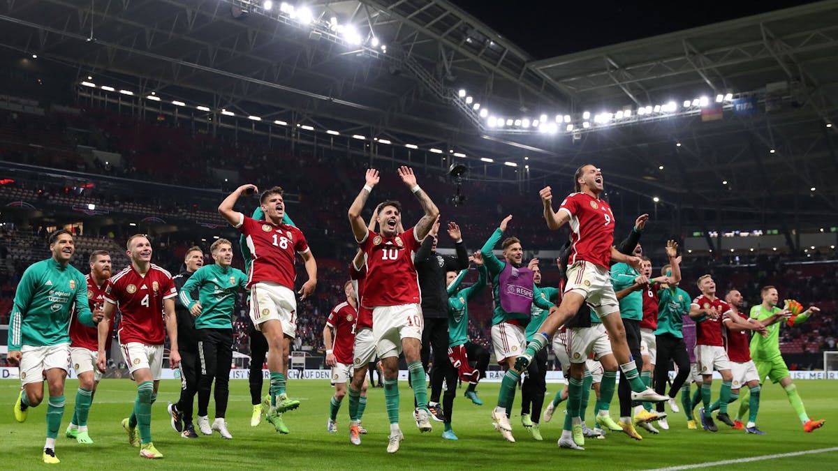 Ungarns Spieler feiern vor ihrem Fanblock in Leipzig.