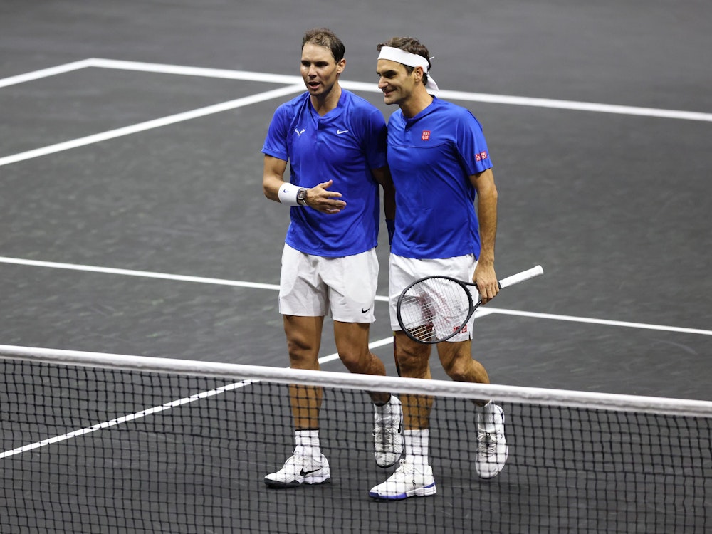 Roger Federer und Rafael Nadal stehen am Netz.