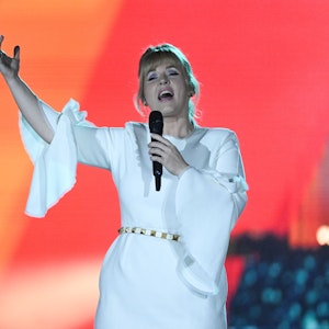 Die Sängerin Maite Kelly steht bei einem Konzert zum 30-jährigen Bühnenjubiläum von Andrea Berg auf der Bühne.