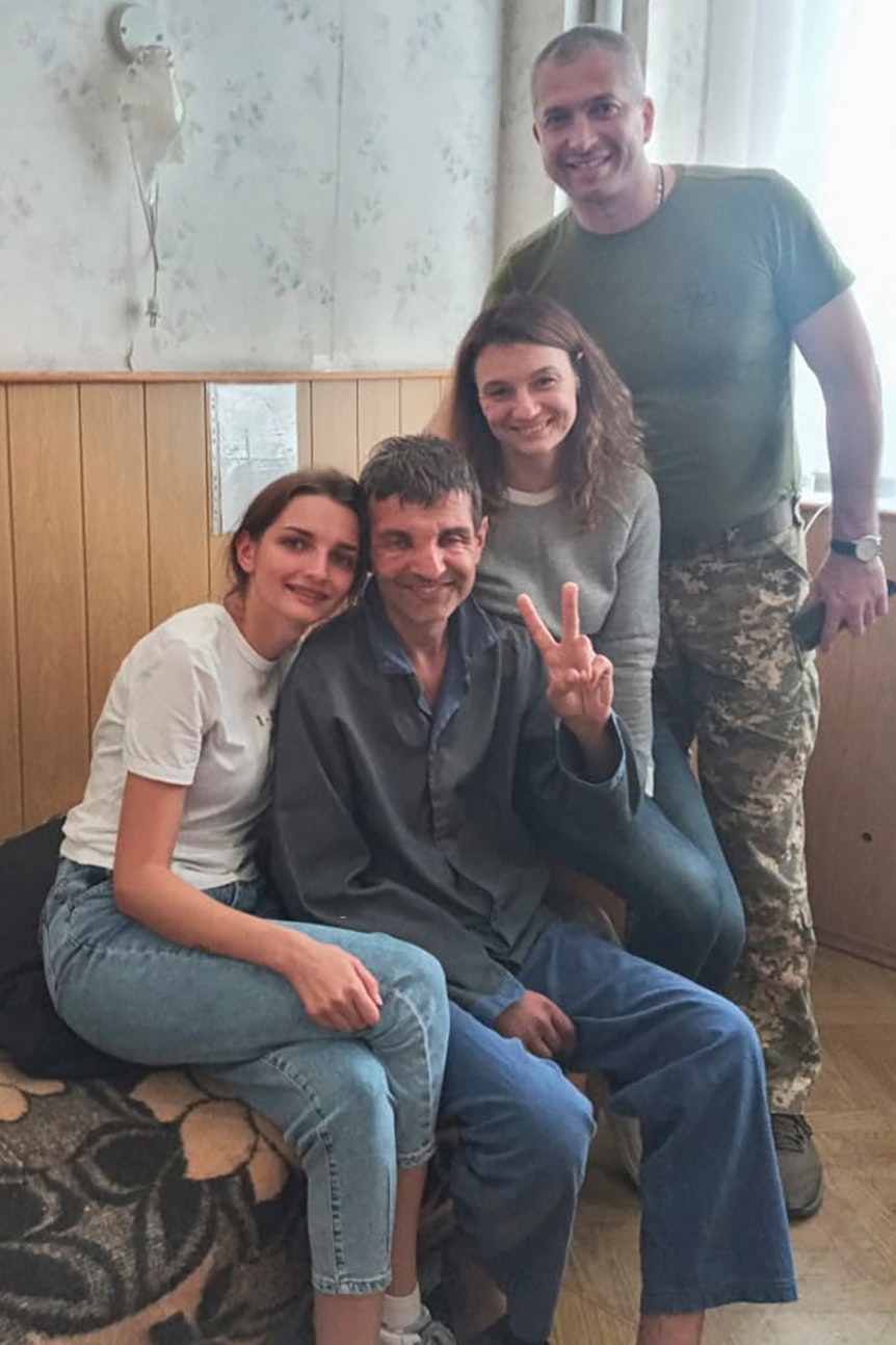 Der ukrainische Soldat Mykhailo Dianow (Mitte), der im Rahmen eines Gefangenenaustauschs zwischen Russland und der Ukraine freigelassen wurde, zeigt umgeben von Freunden und Verwandten erneut das Victory-Zeichen in einem städtischen Krankenhaus in Tschernihiw.