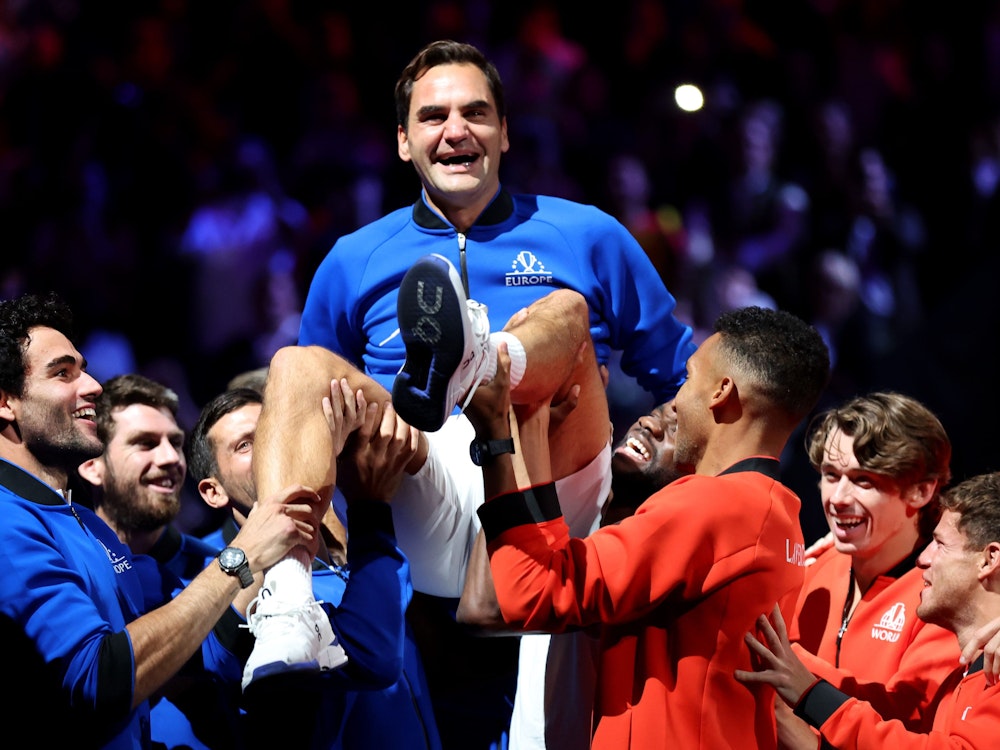 Roger Federer wird von den Kollegen in die Luft geworfen.