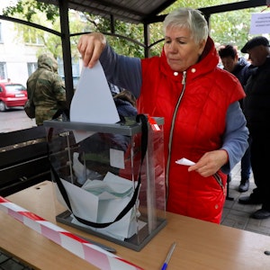 Eine Frau stimmt am Freitag (23. September) während des Scheinreferendums in einem mobilen Wahllokal in Mariupol in der von den von Russland unterstützten Separatisten kontrollierten Volksrepublik Donezk im Osten der Ukraine ab.