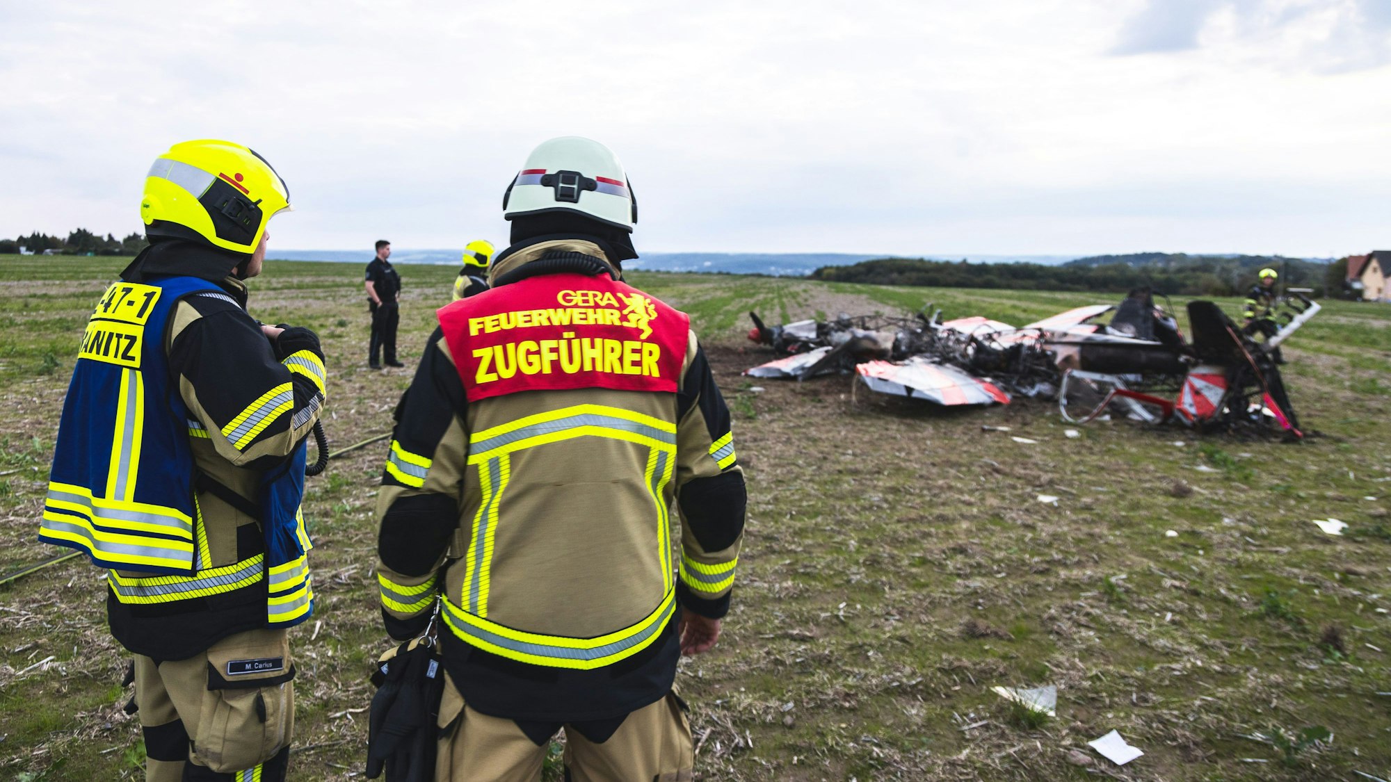 Einsatzkräfte der Feuerwehr Gera sind an der Unglücksstelle, an der zwei Kunstflieger am Samstagabend kollidiert und abgestürzt sind.