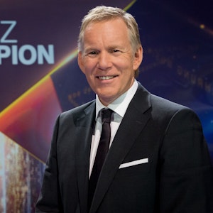 „Der Quiz-Champion“: Moderator Johannes B. Kerner steht vor dem Logo der Sendung.