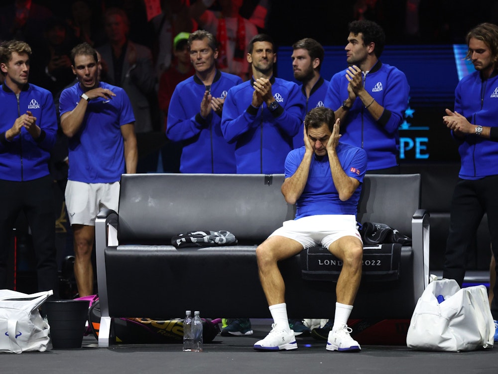 Beifall für Roger Federer, der auf der Bank sitzt und weint.