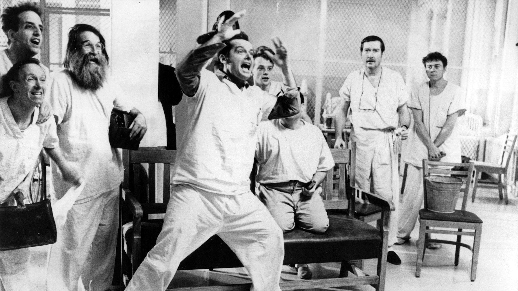 Der US-amerikanische Schauspieler Jack Nicholson (Mitte) in einer Szene von „Einer flog über das Kuckucksnest“ aus dem Jahr 1979. Die Schauspielerin Louise Fletcher wurde mit dem Psychatrie-Drama weltberühmt, jetzt ist sie im Alter von 88 Jahren gestorben.