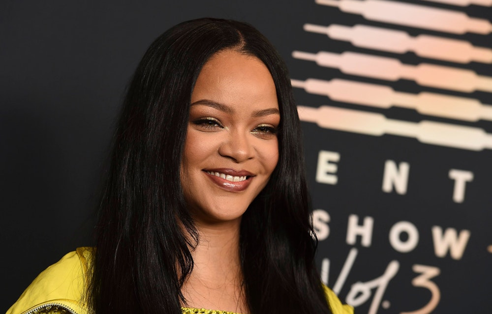 Rihanna lächelt: Der Pop-Superstar rockt die Halbzeit-Show.