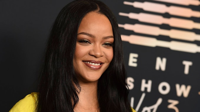Rihanna lächelt: Der Pop-Superstar rockt die Halbzeit-Show.