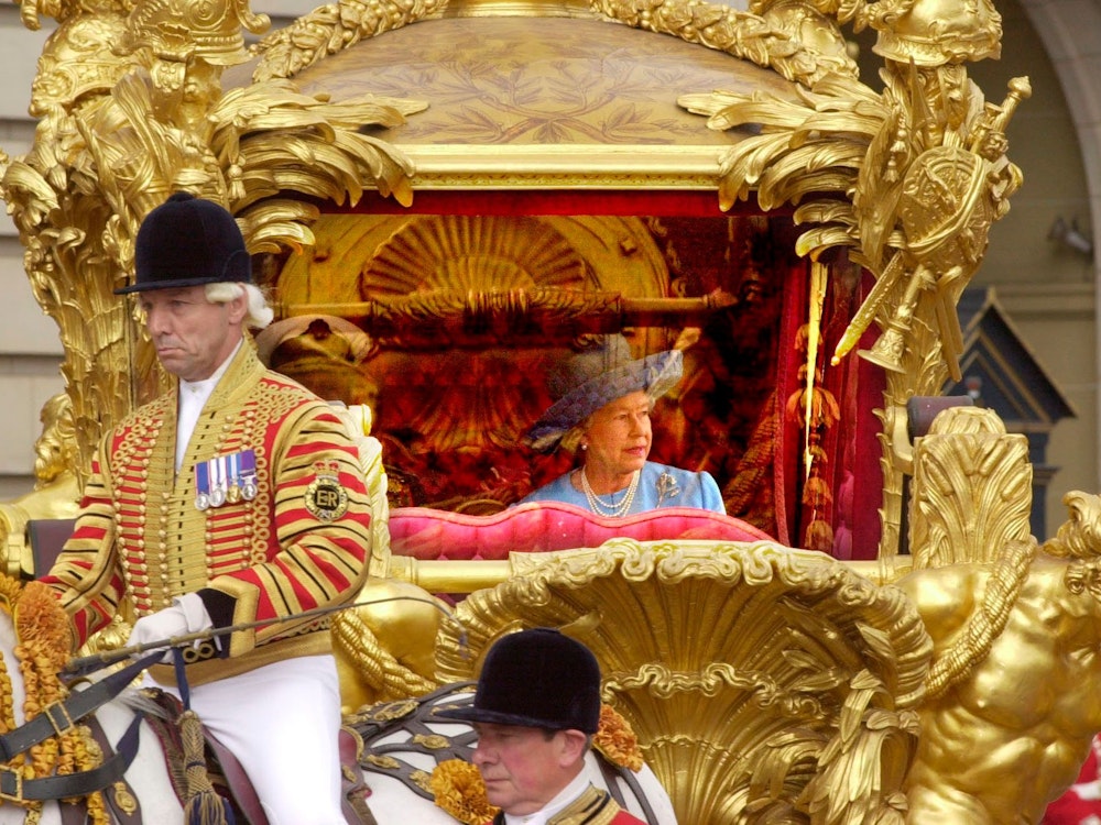 Das Foto aus dem Jahr 2002 zeigt die britische Königin mit ihrem Ehemann Prinz Philip auf dem Weg zur St. Paul's Cathedral in London zu einem Dankgottesdienst anlässlich ihres Goldenen Jubiläums.