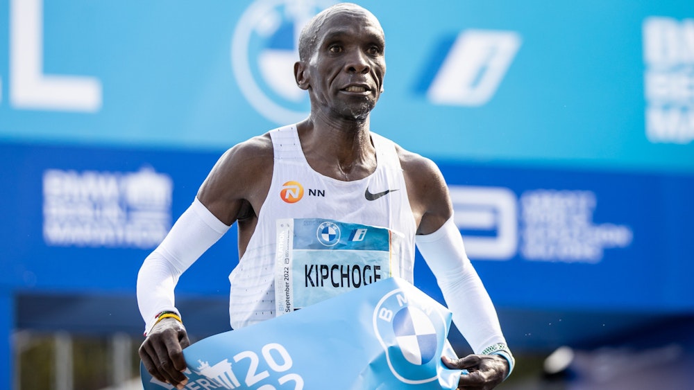 Eliud Kipchoge aus Kenia läuft beim Berlin Marathon nach 2:01:09 Stunden durchs Ziel.