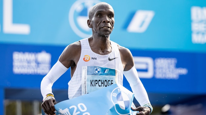 Eliud Kipchoge aus Kenia läuft beim Berlin Marathon nach 2:01:09 Stunden durchs Ziel.