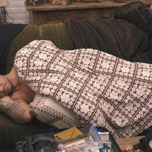 Eric Sindermann schläft auf der Couch im „Sommerhaus der Stars“.