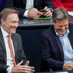 Wirken, wie gute Freunde – doch hinter den Kulissen knallt es: Finanzminister Christian Lindner (FDP, links) und Wirtschaftsminister Robert Habeck (Grüne) lachen am Donnerstag (22. September) bei der Sitzung des Bundestags.