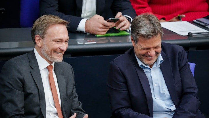 Wirken, wie gute Freunde – doch hinter den Kulissen knallt es: Finanzminister Christian Lindner (FDP, links) und Wirtschaftsminister Robert Habeck (Grüne) lachen am Donnerstag (22. September) bei der Sitzung des Bundestags.