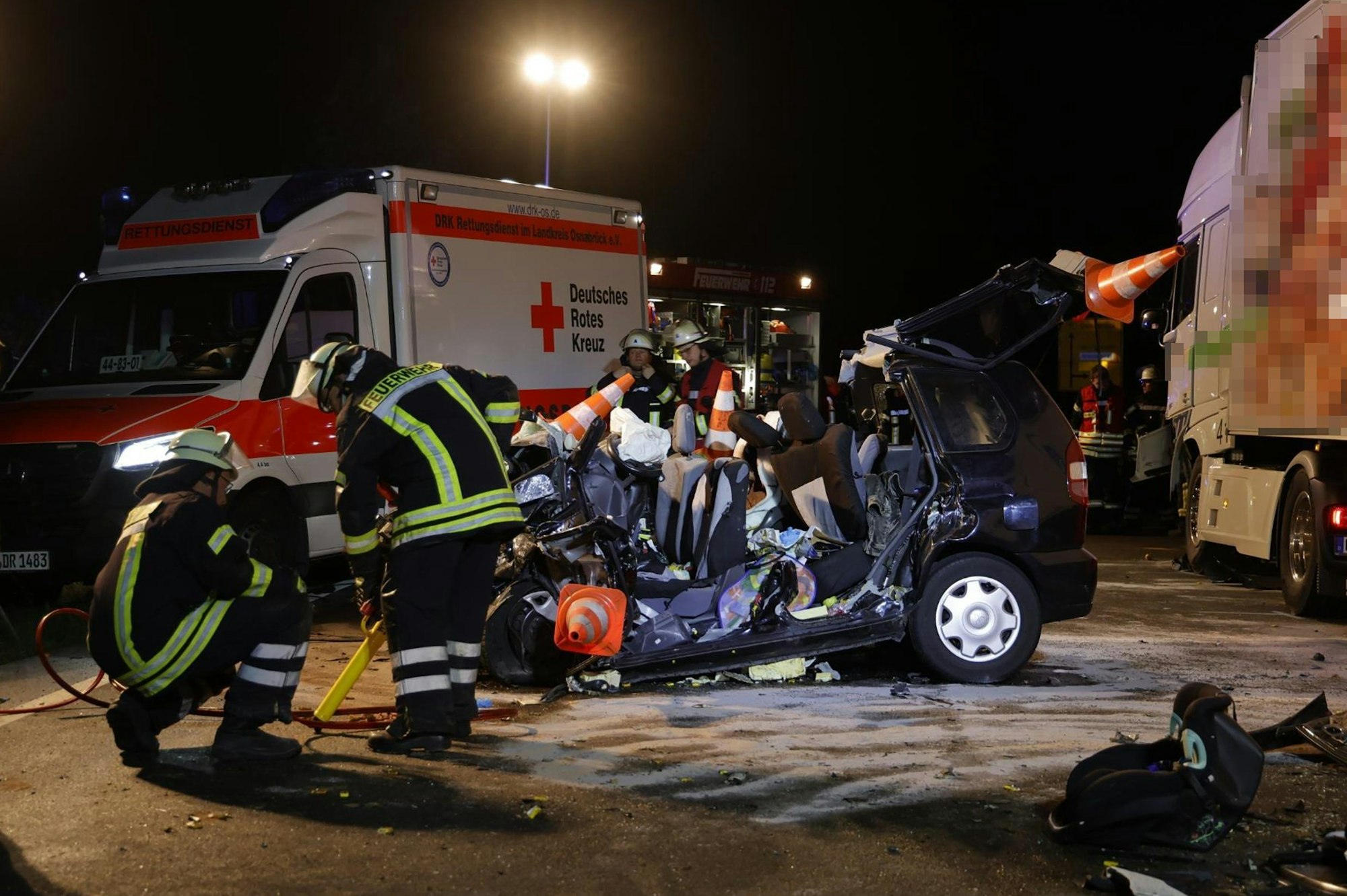 Polizei, Feuerwehr und Rettungskräfte arbeiten am 25. September 2022 an der Unfallstelle auf der Bundesstraße 51 im Landkreis Osnabrück (Niedersachsen). Bei einem frontalen Zusammenstoß zwischen einem Auto und einem Lastwagen sind vier Menschen ums Leben gekommen.