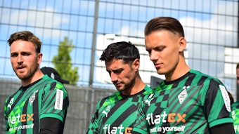 Hannes Wolf (r.) am 07. September 2022 auf dem Weg zum Training von Borussia Mönchengladbach. Neben ihm sind Lars Stindl (M.) und Tobias Sippel (l.).