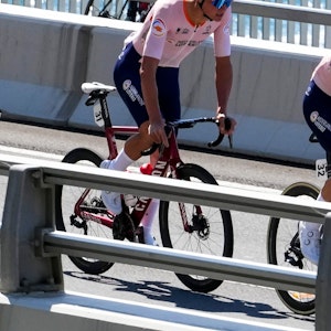 Mathieu van der Poel überquert die Sea Cliff Bridge beim WM-Straßenrennen der Männer in Wollongong (Australien) am 25. September 2022.