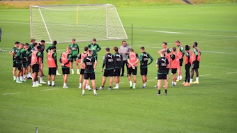 Die Mannschaft von Borussia Mönchengladbach beim Training am 8. September 2022 im Borussia-Park. Trainer Daniel Farke hat das Team in einem Kreis versammelt und spricht zu den Spielern.