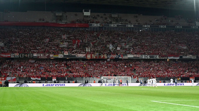 Die Fans des 1. FC Köln am 8. September 2022 im Stade de Nice beim Auswärtsspiel gegen OGC Nizza.