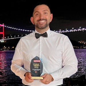 Promi-Friseur Melih Benderlioglu steht mit seinem Integrationspreis stolz vor dem Bosporus in Istanbul.