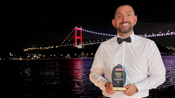 Promi-Friseur Melih Benderlioglu steht mit seinem Integrationspreis stolz vor dem Bosporus in Istanbul.