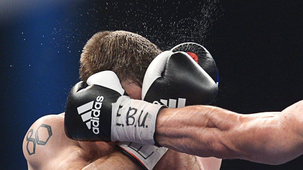 Dieses Symbolbild vom 15. Dezember 2012 zeigt den Boxkampf zwischen Mateusz Masternak und Juho Haapoja.