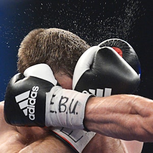 Dieses Symbolbild vom 15. Dezember 2012 zeigt den Boxkampf zwischen Mateusz Masternak und Juho Haapoja.