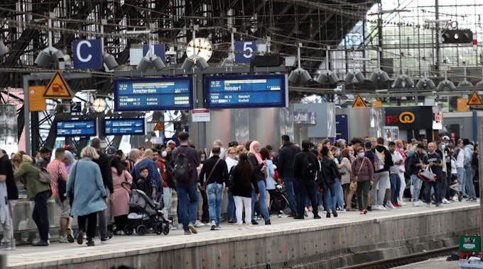 Überfülltes Gleis 5: Am Hauptbahnhof warten viele Fahrgäste auf ihre Zugverbindung.