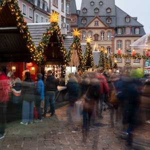 Wird der Advent 2022 der traurigste und dunkelste überhaupt? Die Deutsche Umwelthilfe fordert, auf Weihnachtsbeleuchtung zu verzichten. Gemeinden sollten nur ein beleuchteten Baum aufstellen.