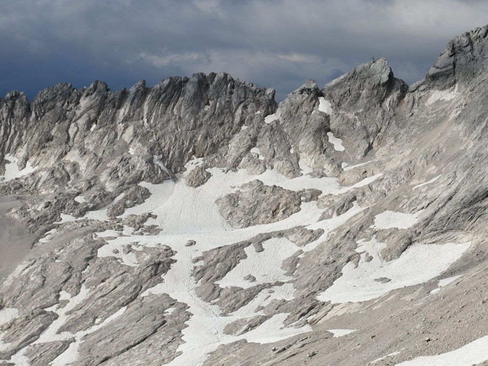 Bayern, Grainau: Letzter Schnee liegt auf dem Gletscherrest des Südlichen Schneeferners auf dem Zugspitzplatt. Nach dem heißen Sommer verliert der Südliche Schneeferner nun seinen Status als Gletscher.