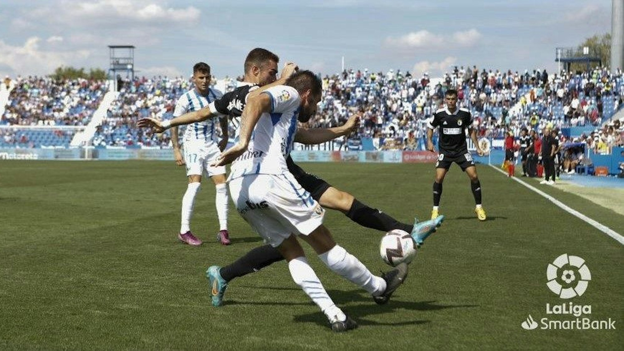 Eine Spielszene aus der Partie zwischen CD Leganés und dem FC Burgos in der zweiten spanischen Liga. Burgos hat nach sieben Ligaspielen ein kurioses Torverhältnis von 2:0 und jagt den Start-Rekord der Liga.
