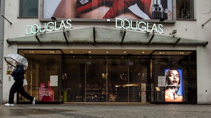 Die Wut unter den Unternehmen in Deutschland ist groß. Eine Düsseldorfer Douglas-Chefin klagt über gestörte Lieferketten. Unser Archivbild (2021) zeigt eine Filiale in Nürnberg.
