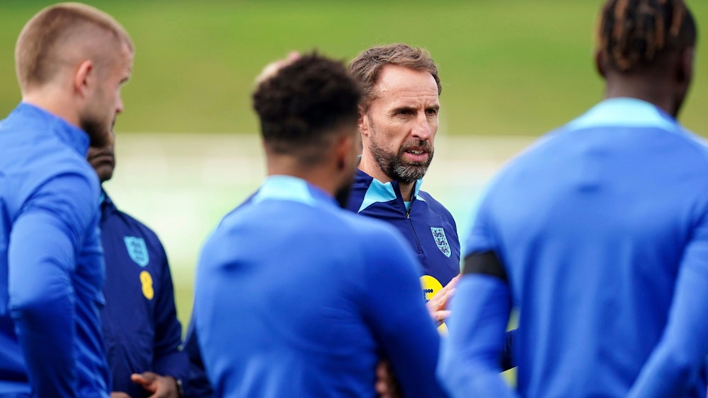 Englands Nationaltrainer Gareth Southgate spricht zu seinen Spielern.