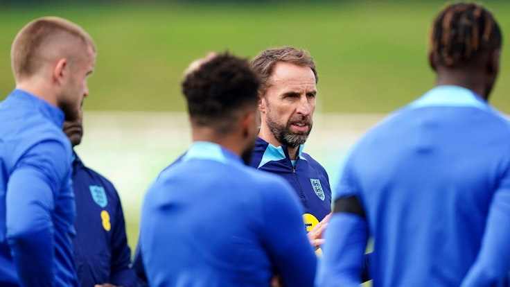 Englands Nationaltrainer Gareth Southgate spricht zu seinen Spielern.