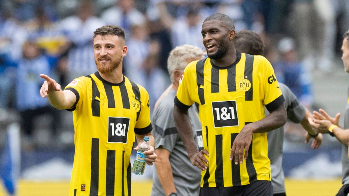 Salih Özcan (l.) und Anthony Modeste gemeinsam am vierten Spieltag bei der Partie zwischen Hertha BSC Berlin und Borussia Dortmund (27. August 2022).