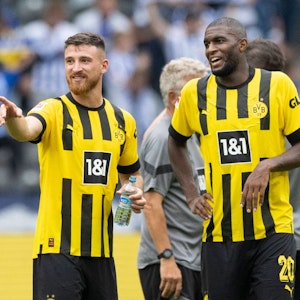 Salih Özcan (l.) und Anthony Modeste gemeinsam am vierten Spieltag bei der Partie zwischen Hertha BSC Berlin und Borussia Dortmund (27. August 2022).