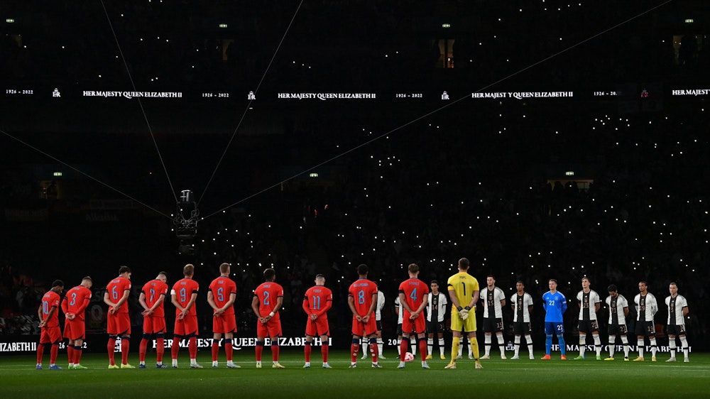Die Nationalmannschaften Englands und Deutschlands stellen sich am Montagabend (26. September 2022) vor dem Duell in der Nations League zu einer Schweigeminute auf.