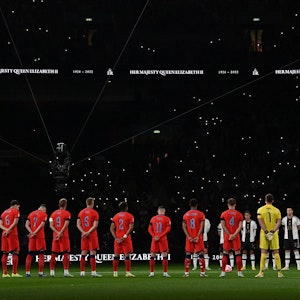 Die Nationalmannschaften Englands und Deutschlands stellen sich am Montagabend (26. September 2022) vor dem Duell in der Nations League zu einer Schweigeminute auf.