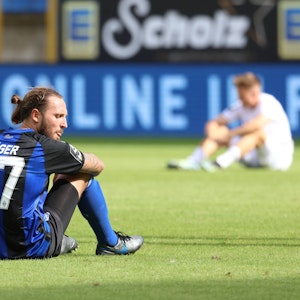 Marco Höger sitzt auf dem Rasen nach dem Spiel gegen die SpVgg Bayreuth