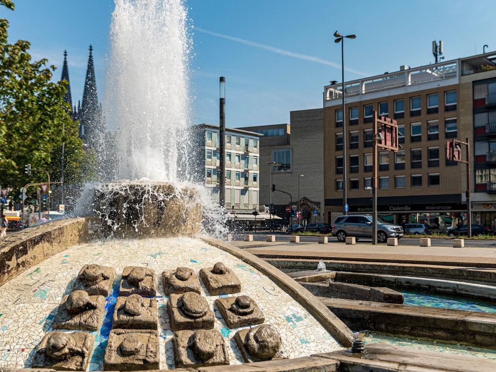 Der Kölner Opernbrunnen ist ein Brunnen auf dem Offenbachplatz vor der Kölner Oper.