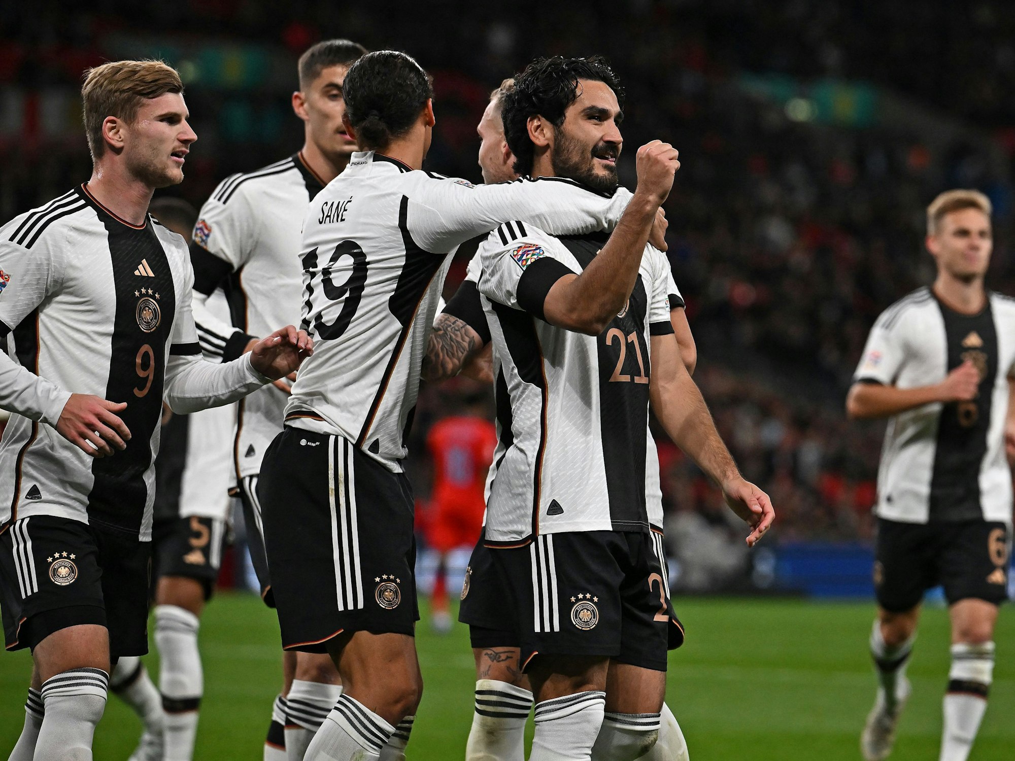 Die deutsche Nationalmannschaft bejubelt einen Treffer von Ilkay Gündogan.