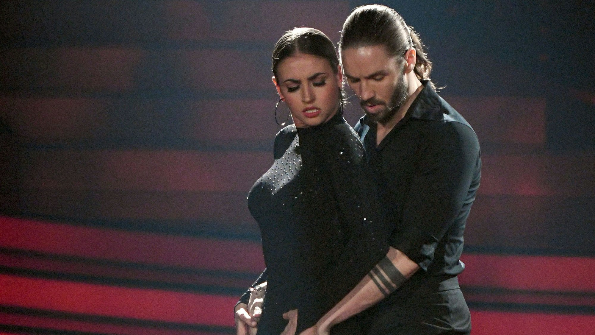 Gil Ofarim und die Tänzerin Ekaterina Leonova tanzen bei der Finalshow in Köln. Beide sind in Schwarz gekleidet.