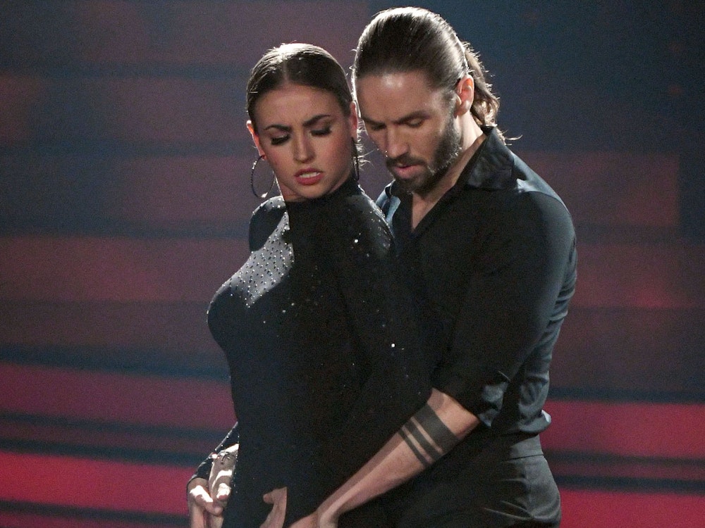 Gil Ofarim und die Tänzerin Ekaterina Leonova tanzen bei der Finalshow in Köln. Beide sind in Schwarz gekleidet.