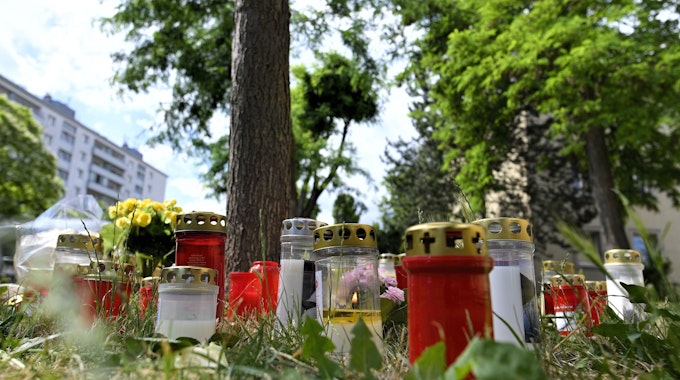 Kerzen und Blumen liegen am Fundort der Leiche eines erst 13 Jahre alten Mädchens. In einem Tötungsprozess um Drogen und Missbrauch stehen ab Dienstag in Wien drei junge Männer vor Gericht.